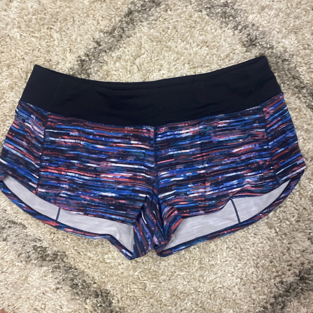 10601 -Lululemon Speed Up Short 2.5"
Hinshu Alpine White Multi / Black- size 10
